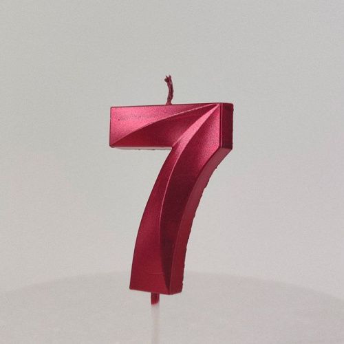 Свеча цифра "7", красная